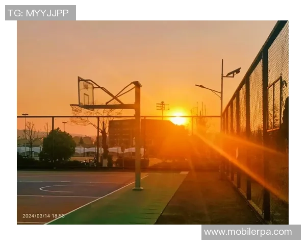 夕阳下的篮球场回忆与梦想交织的青春岁月 夕阳下的篮球场回忆与梦想交织的青春岁月
