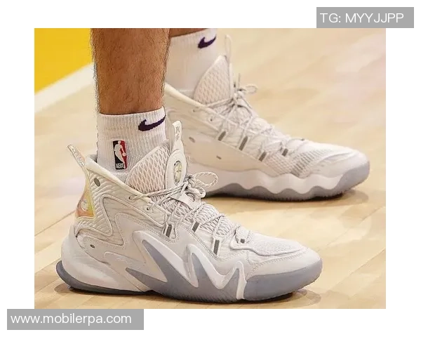安踏篮球鞋助力NBA明星球员展现卓越表现与激情对决 安踏篮球鞋助力NBA明星球员展现卓越表现与激情对决