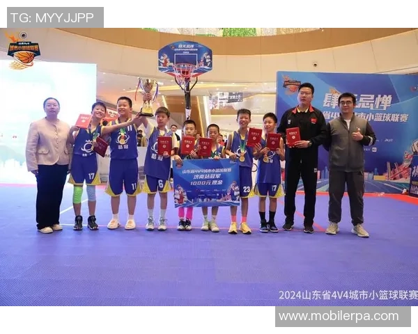 打篮球的少年们在球场上挥洒汗水追逐梦想展现青春活力与团队精神 打篮球的少年们在球场上挥洒汗水追逐梦想展现青春活力与团队精神